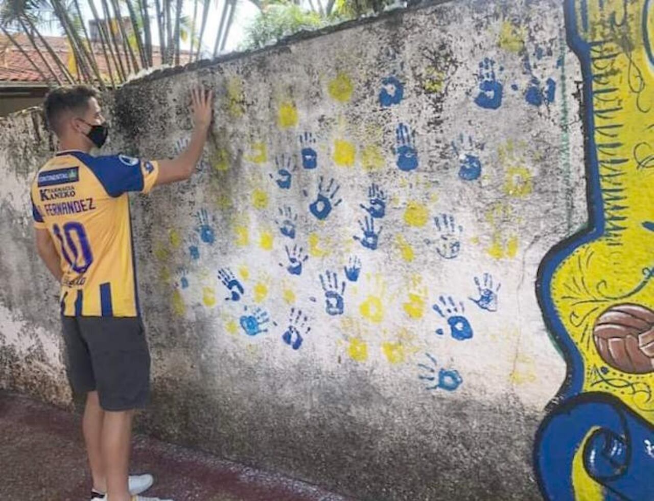Diego Fernández, junto al mural que le hicieron a su tío.