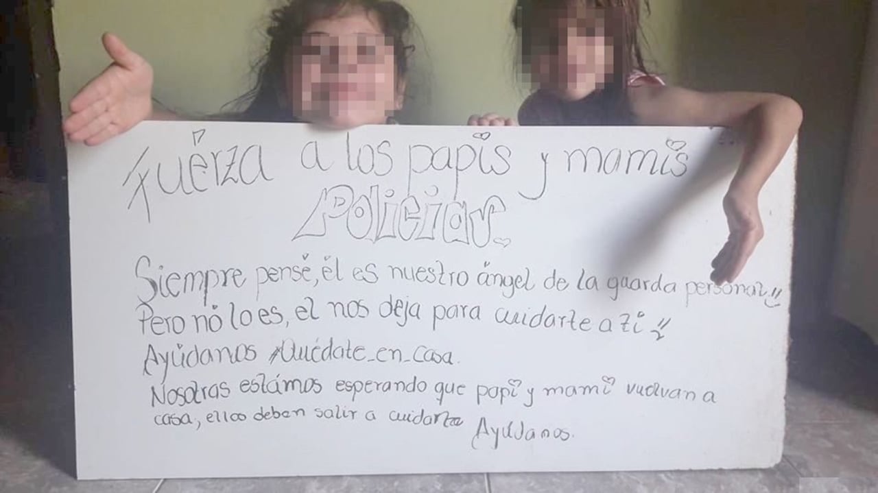 Con un lindo cartel estas dos niñas desean mucha fuerza para los papis y mamis policías del país.