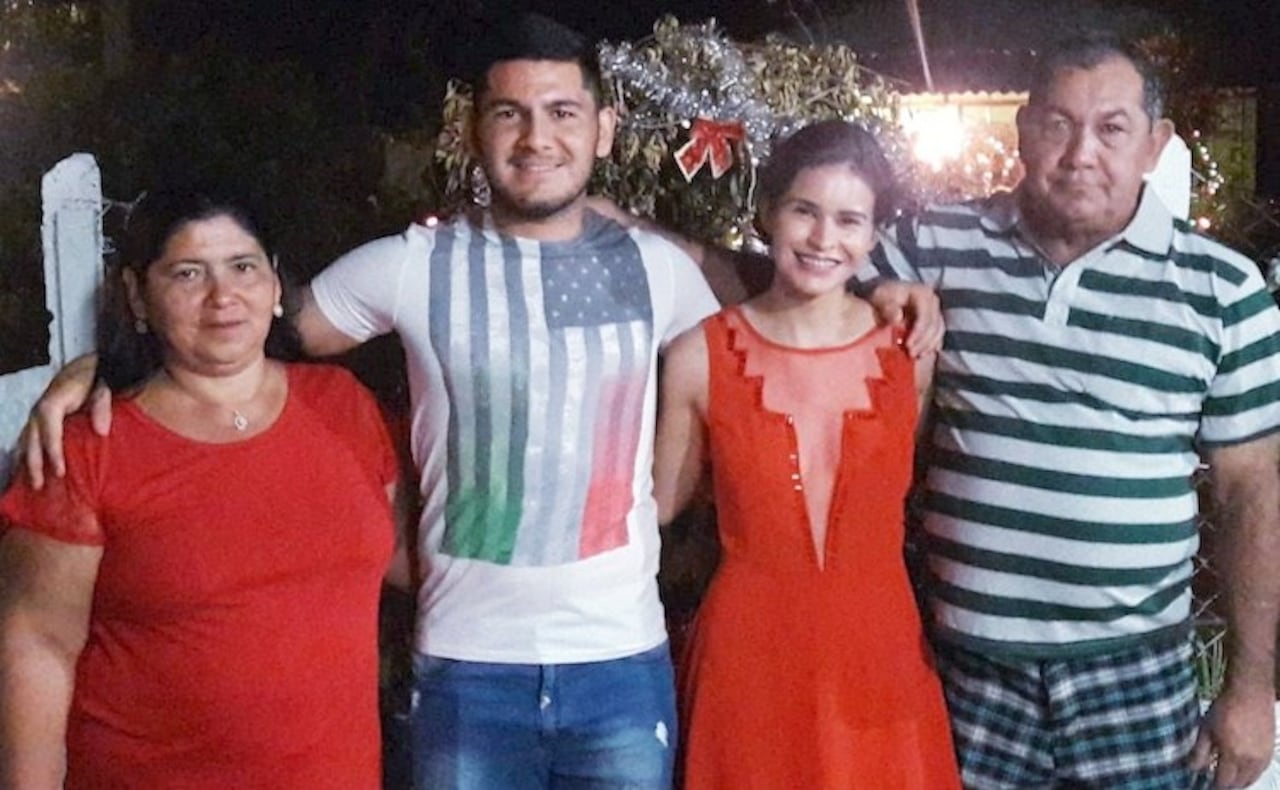 Ismael junto a integrantes de su familia.