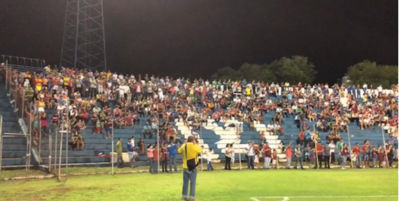 A PUERTAS ABIERTAS. Ayer, el plantel azulgrana entrenó ante la presencia del público de Pedro Juan.