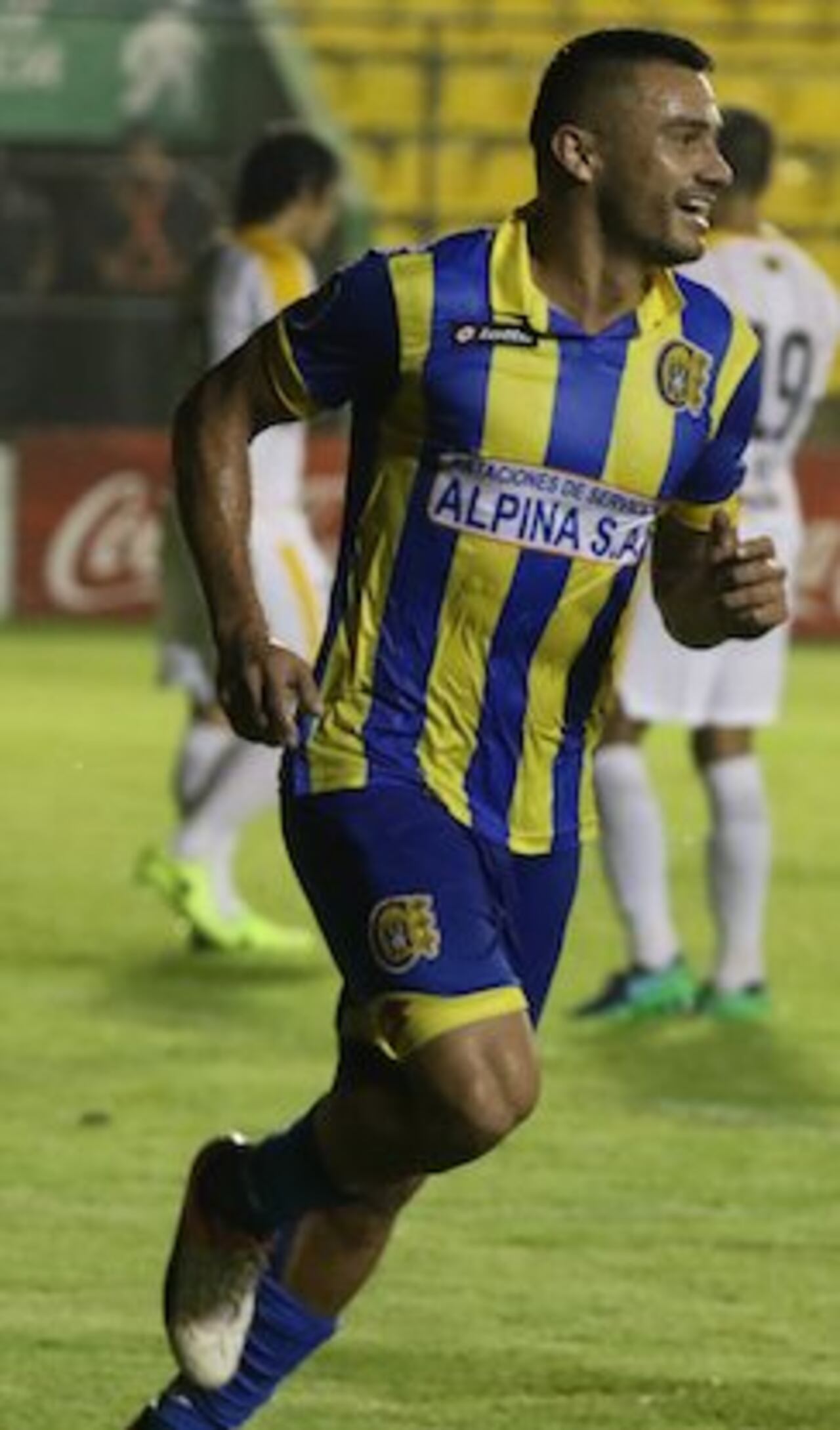 GOLEADOR. Roberto Gamarra celebra su gol, el único del partido, el de la victoria para los dueños de casa.