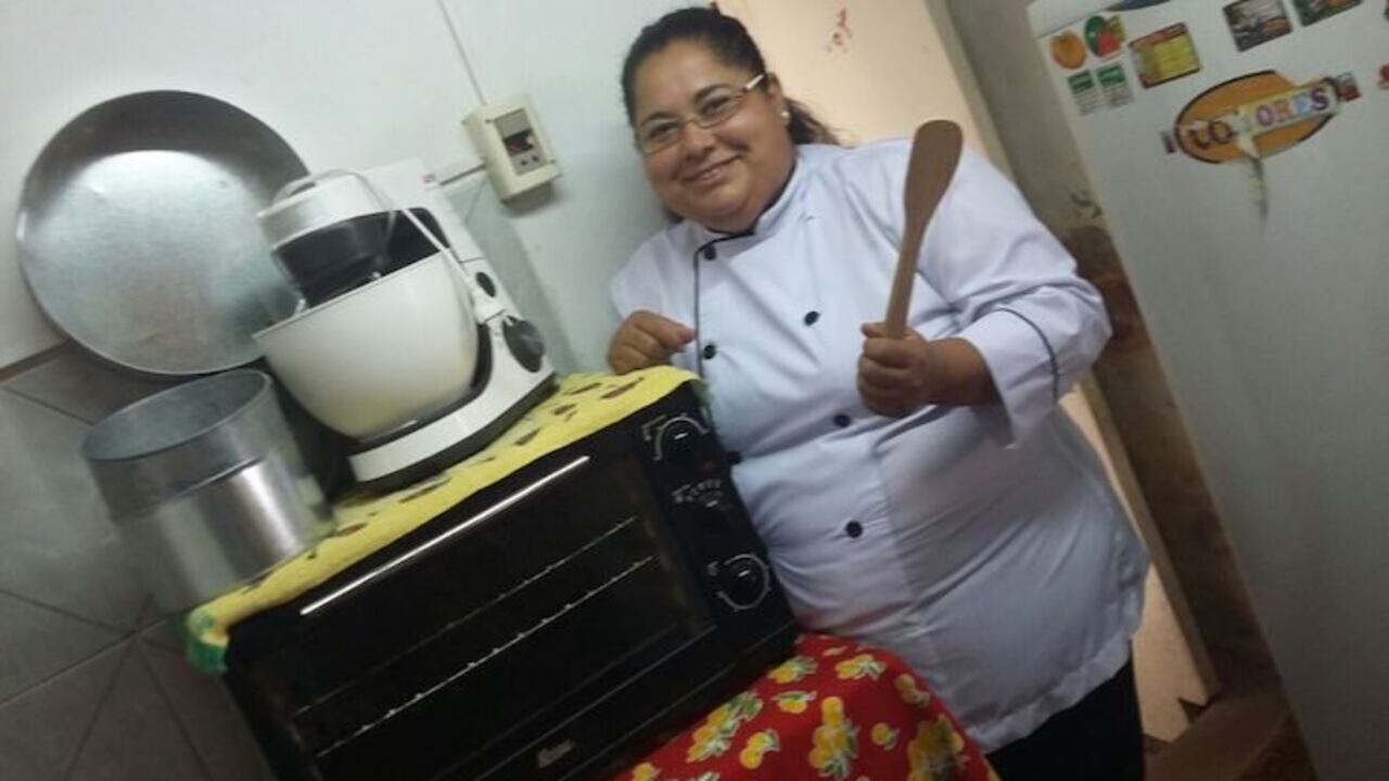 COMPAÑERAS. Horno, batidora y moldes, la acompañan día a día.