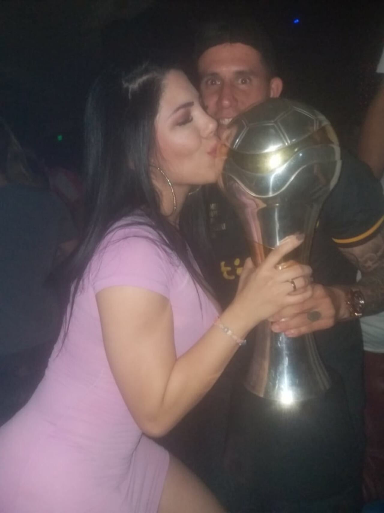 Pese a ser olimpista, la cuerona estuvo de farra con los jugadores de Guaraní que llevaron la Copa Paraguay a un pub.