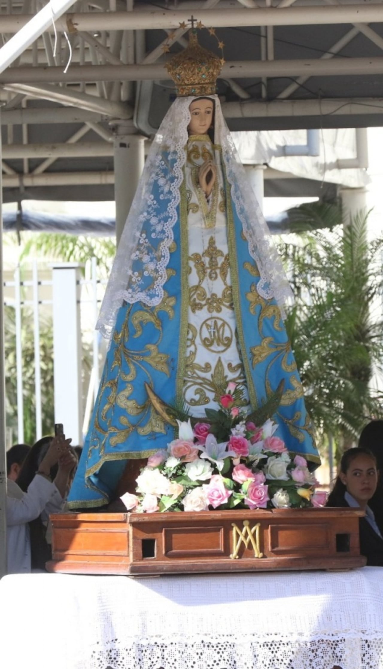 La santa patrona, la Virgen de Caacupé, presente en las misas del novenario que ya se inició.