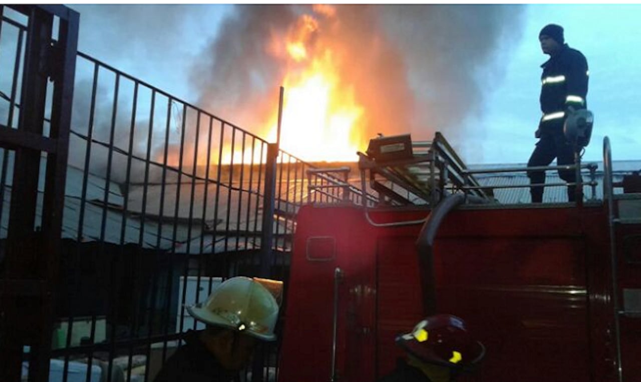 Bomberos trabajaron arduamente para extinguir las voraces llamas.