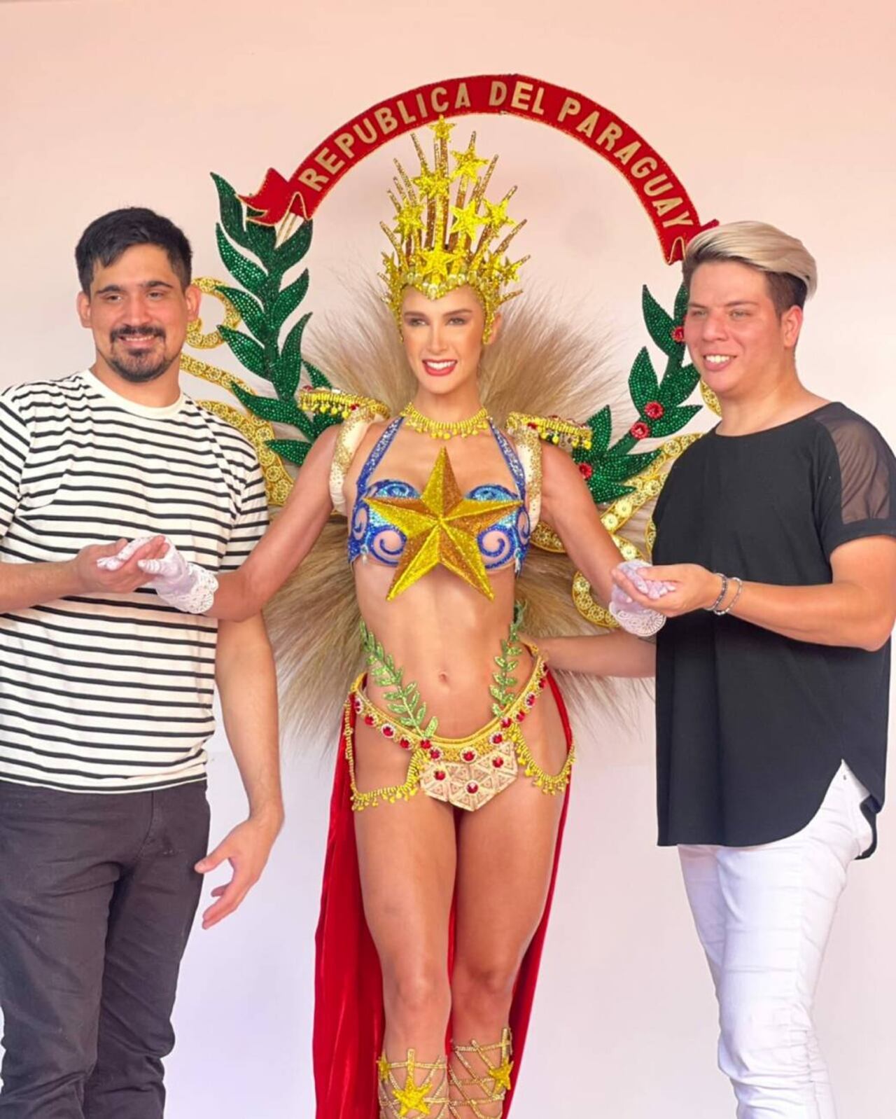 Néstor Robelli y Hugo Vera, los que crearon el traje de la reina nacional. (Foto: gentileza)