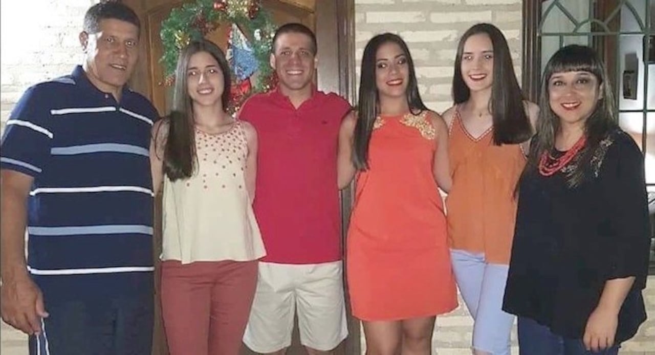Ramírez junto a su esposa y sus cuatro hijos.