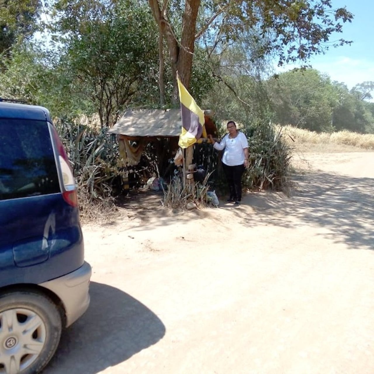Mucha gente se queda en el sitio para rezar y encomendarse.