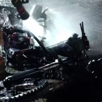 Moto queda hecho carbonilla en barrio Jara