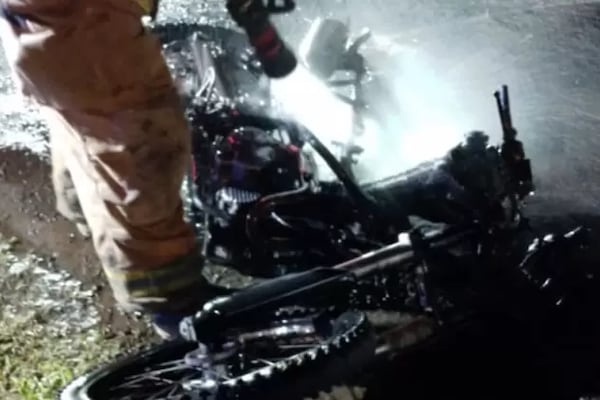 Moto queda hecho carbonilla en barrio Jara