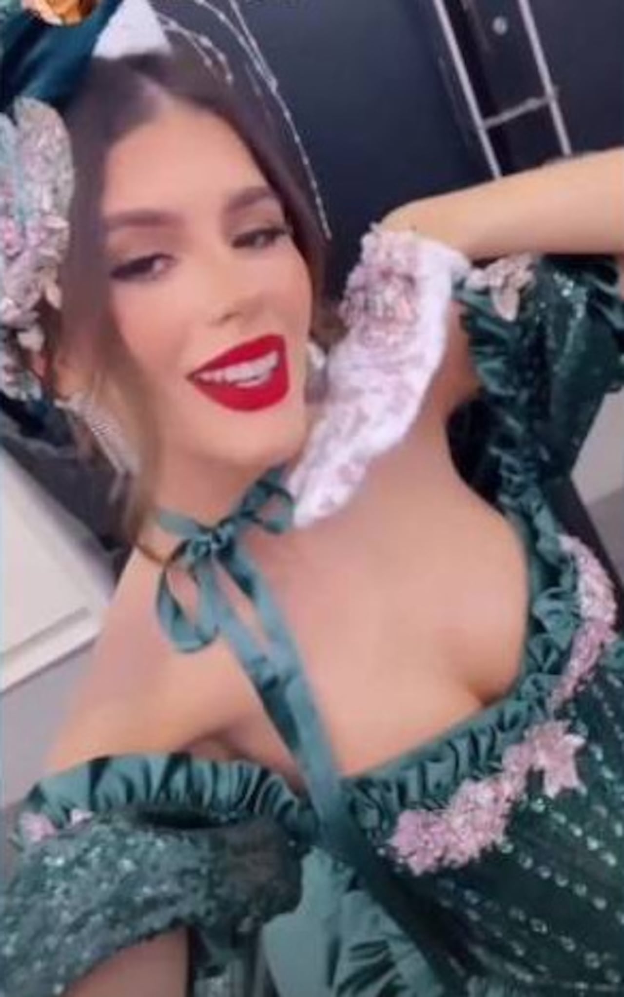 Antes de salir al escenario, Agatha León se presentaba en redes como "Madame Lynch". (Captura de pantalla)