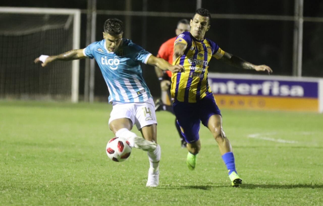 Rodrigo Fernández y Aldo Quiñónez, dos que hicieron un gran esfuerzo físico anoche en cancha de River Plate.