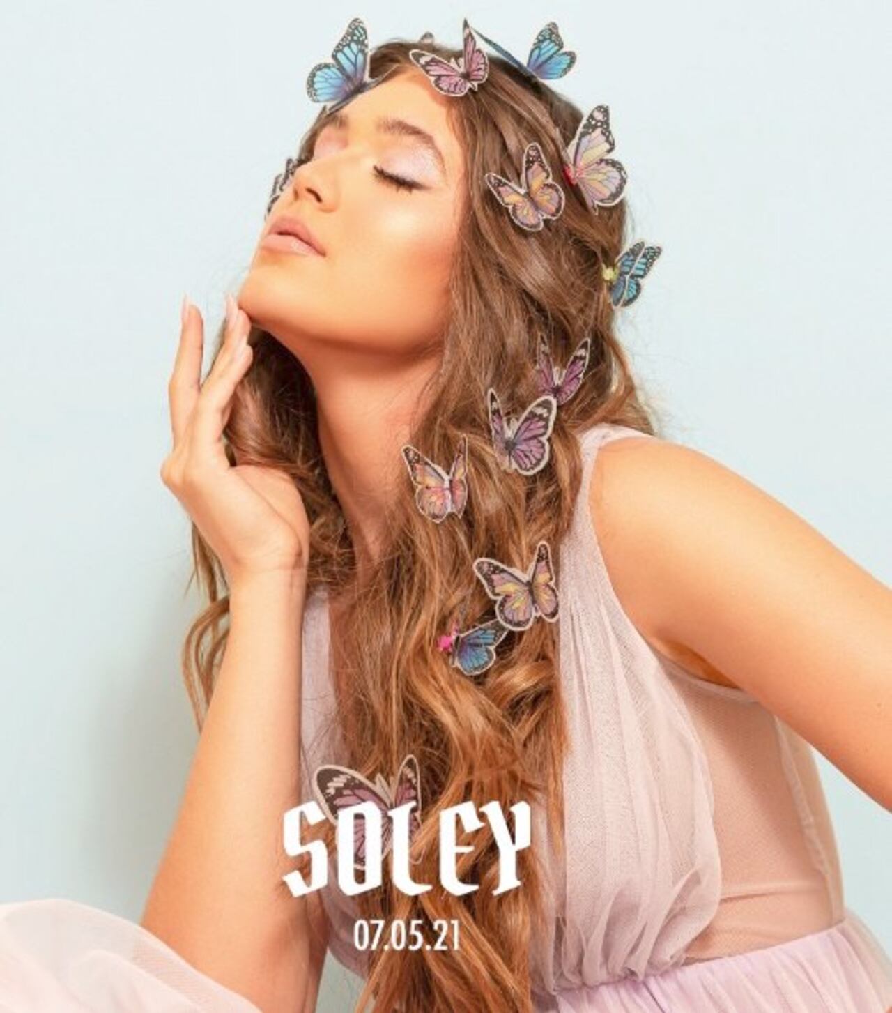 El disco contiene 3 canciones propias de la exreina de belleza.