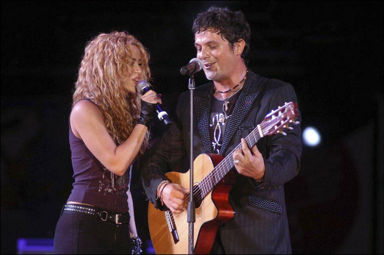 Mientras, crecen los rumores de que Shakira estaría iniciando una relación con Alejandro Sanz.