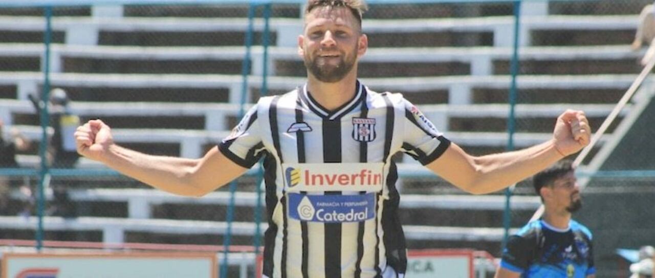 Arnaldo Zárate, a los 32 minutos, adelantó al Albinegro.