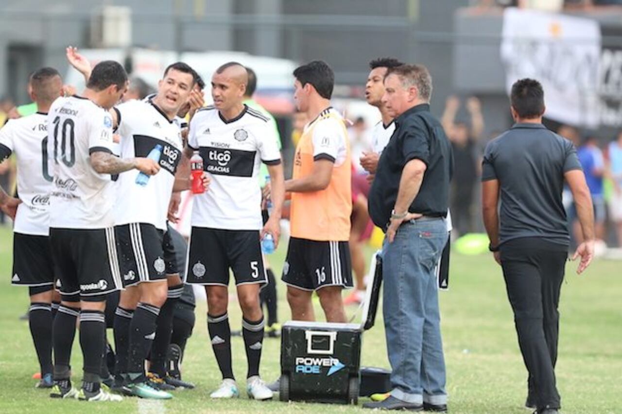 ¿QUÉ HAGO? Fue un partido complicado para Éver Almeida, por las diferentes situaciones que tuvo que enfrentar el equipo.