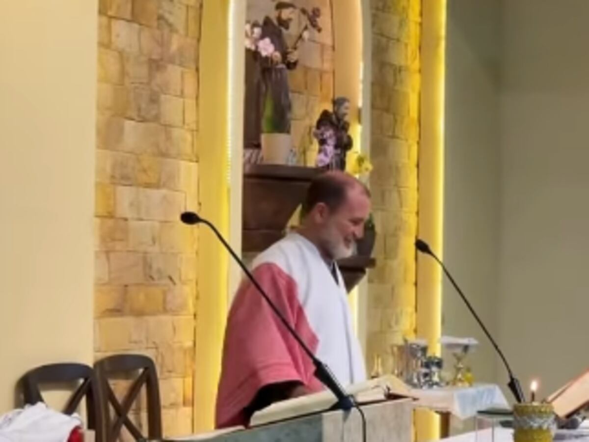 Sacerdote brasileño sorprende a fieles al vestir poncho paraguayo durante misa