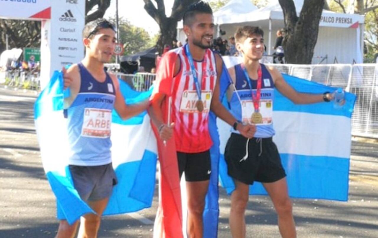 Derlis, tras consagrarse campeón de la maratón 42 km de Buenos Aires, donde marcó un nuevo récord nacional.