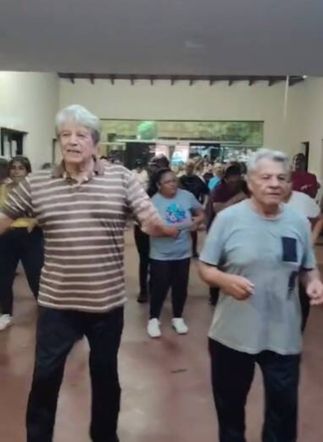 Los hombres son pocos, pero están ahí para desparramar talento con su bailecito.