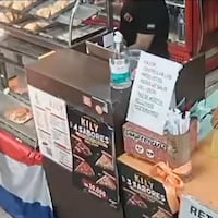 Compró empanadas y se llevó un celu, y efectivo jey