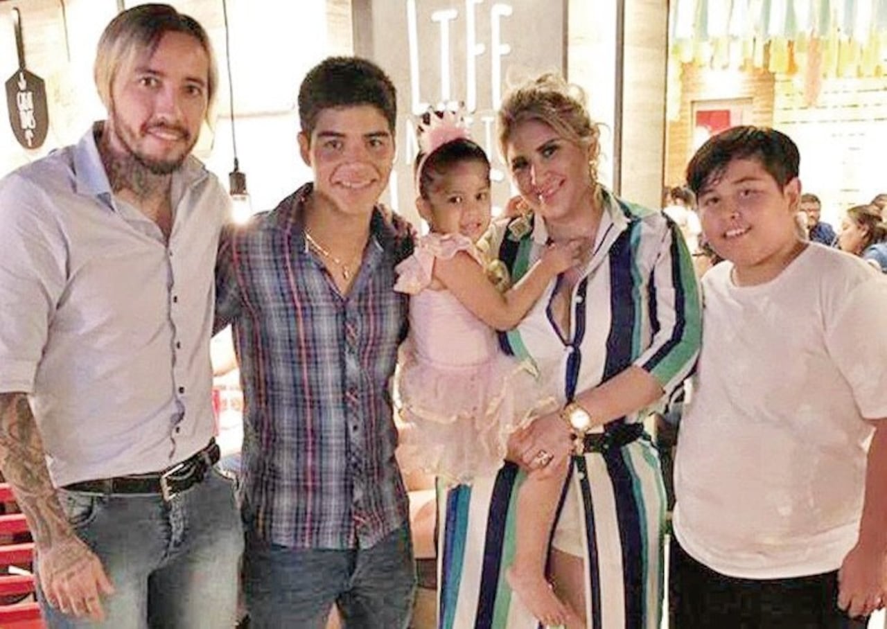 Néstor en compañía de su esposa e hijos.