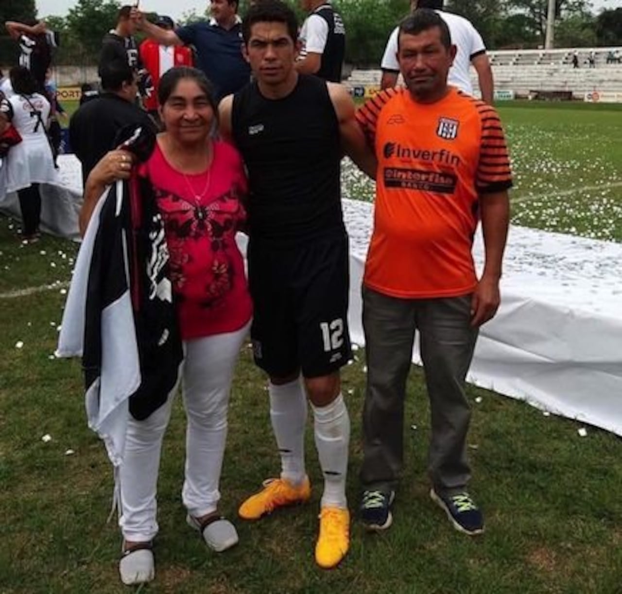 POR ELLOS. Gustavo en compañía de sus padres, a quienes les está muy agradecido por todo.