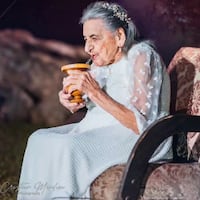 A lo ymaite, doña Teresa realizó la producción de fotos por sus 107 años
