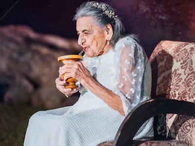 A lo ymaite, doña Teresa realizó la producción de fotos por sus 107 años