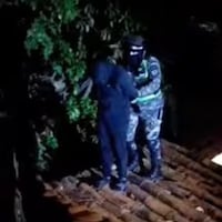 ¡De película! Huyó de la Policía y terminó arriba de un techo