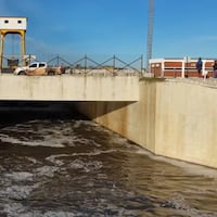 Pilar se blinda ante la crecida y cierra sus compuertas