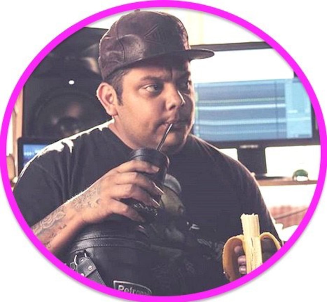 Roberto Bernal es quien le da vida al personaje, es además músico, por lo que la tiene clara con el canto.