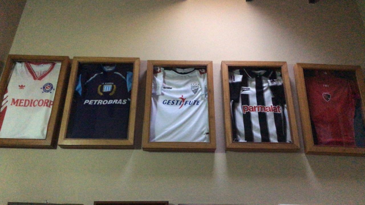 Algunos clubes por donde pasó Carlos Torres y sus camisetas