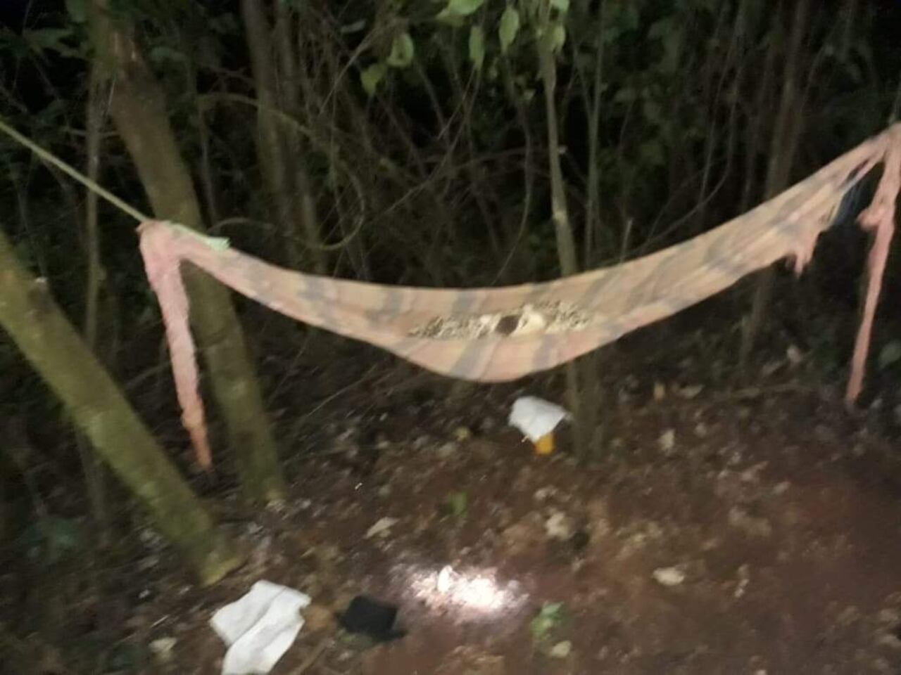 A metros de la vivienda en el monte tenía un campamento.