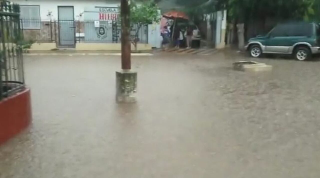 ATRAPADOS. José y sus vecinos quedan atrapados y sin salida, una vez que la gran cantidad de agua llega.