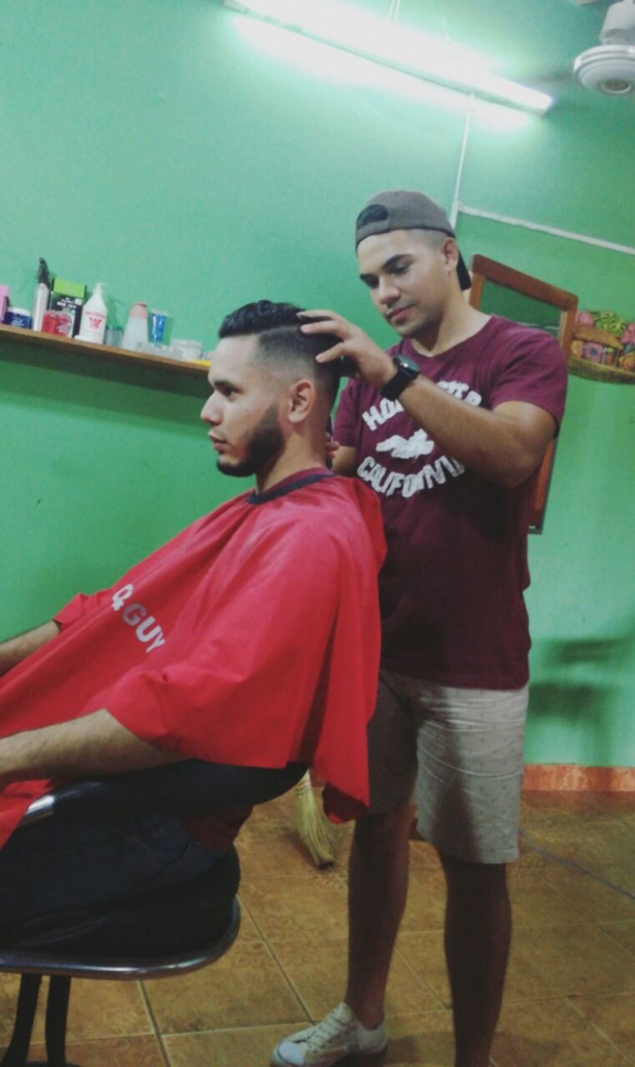 El peluquero hace un año que está en la onda de los cabellos.