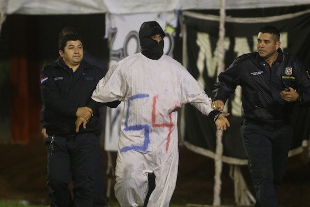 LE COSTÓ. Efectivos policiales tuvieron que aparecer para detener el show.