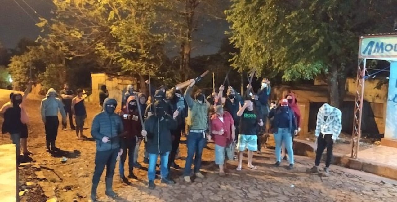 Ante la falta de presencia policial no tienen de otra que defenderse.