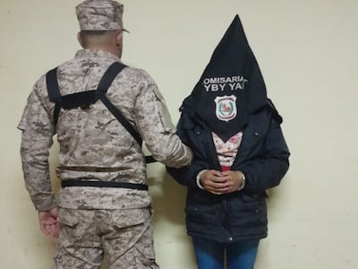 Fue a retirar a su hijo ha opyta presa por tener orden de captura