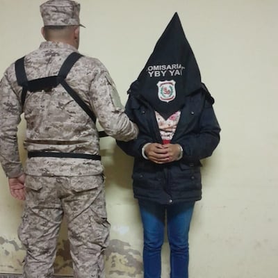 Fue a retirar a su hijo ha opyta presa por tener orden de captura