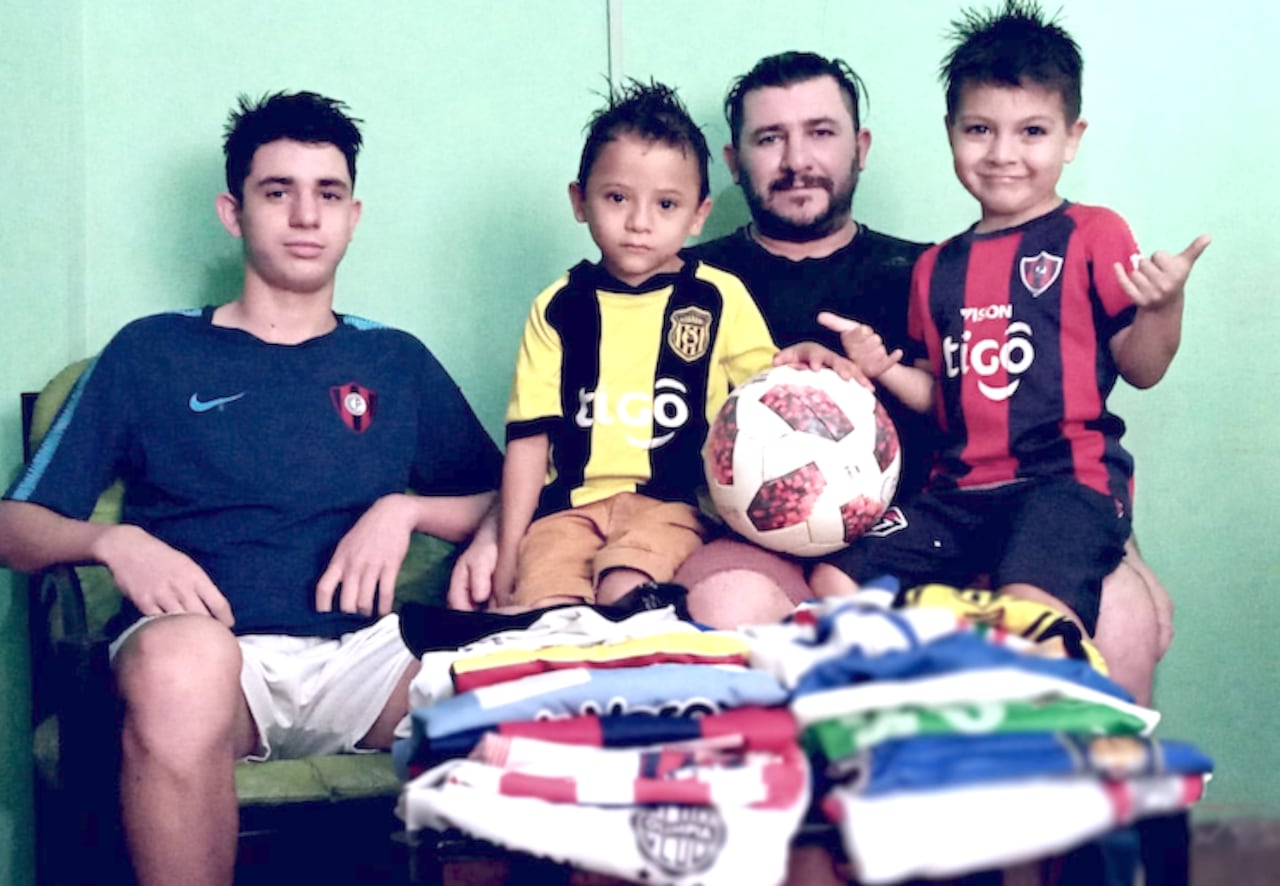 Mauro, en compañía de uno de sus hijos y sus primitos, que quisieron salir en la foto.