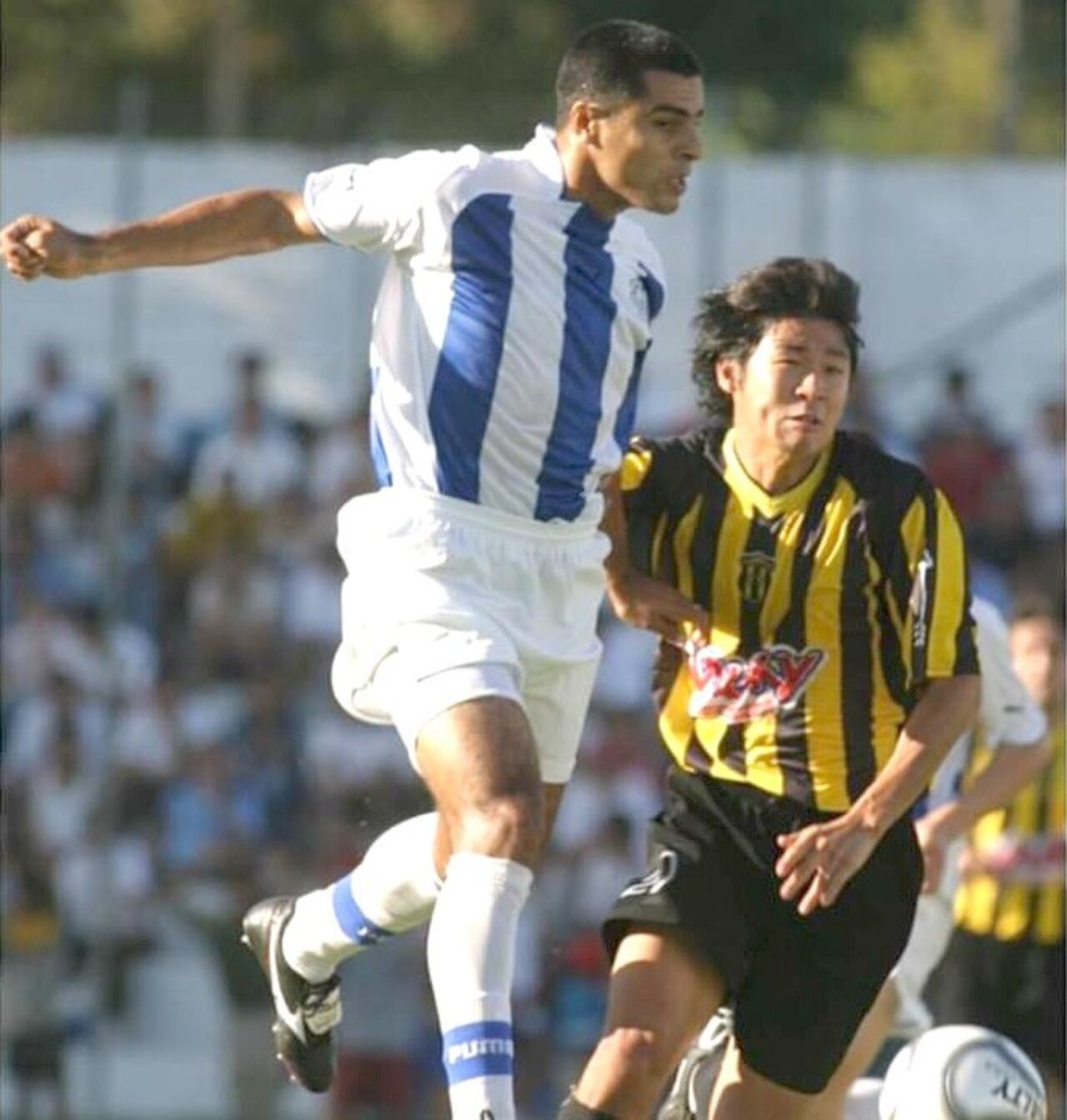Ignacio durante un duelo del “12” ante Guaraní. En la marca ante el japonés Kenji Fukuda.
