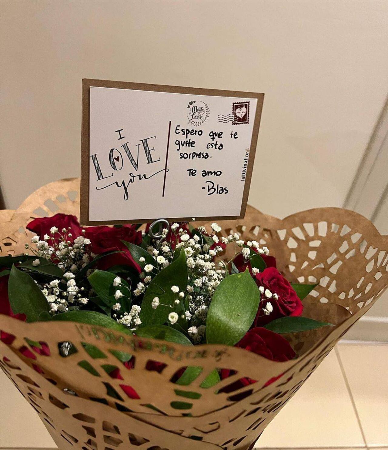 Con este ramo de rosas se llegó el inesperado visitante hasta la casa de la locutora. (FOTO: @dahianabresanovich)