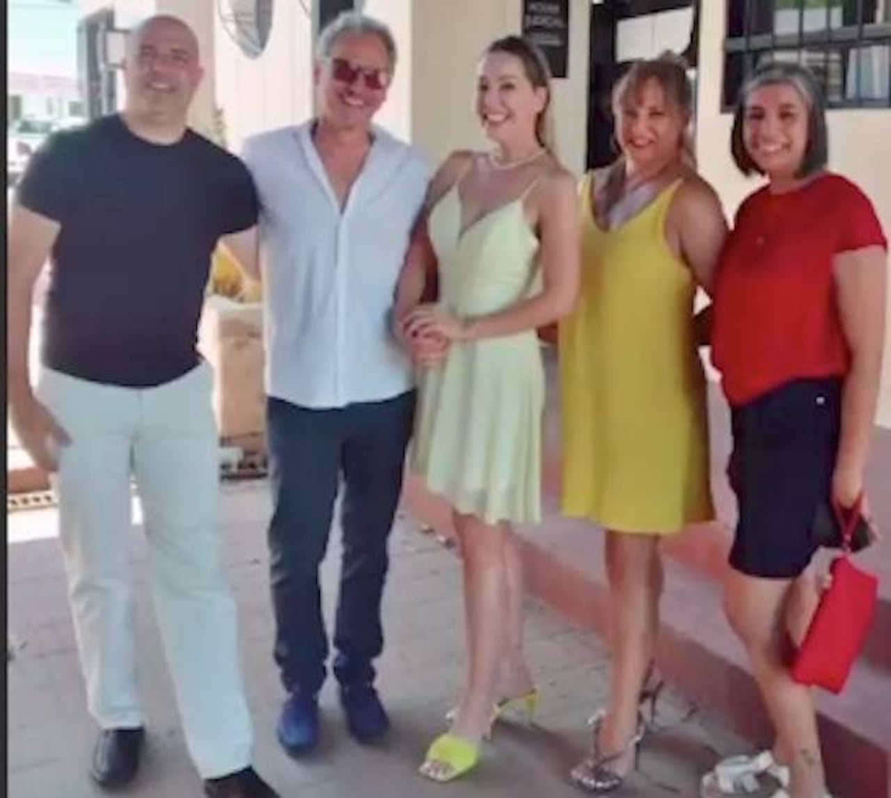 Patty y su marido junto a sus testigos.