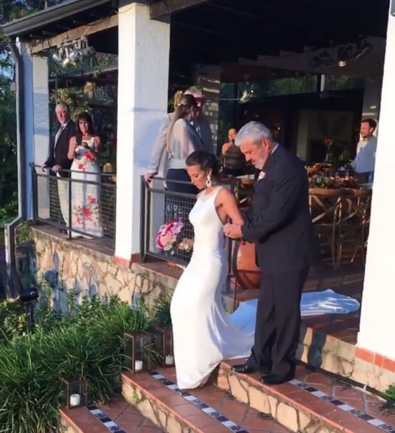 La novia caminó rumbo al altar de la mano de su papá ante la mirada de todos los invitados.