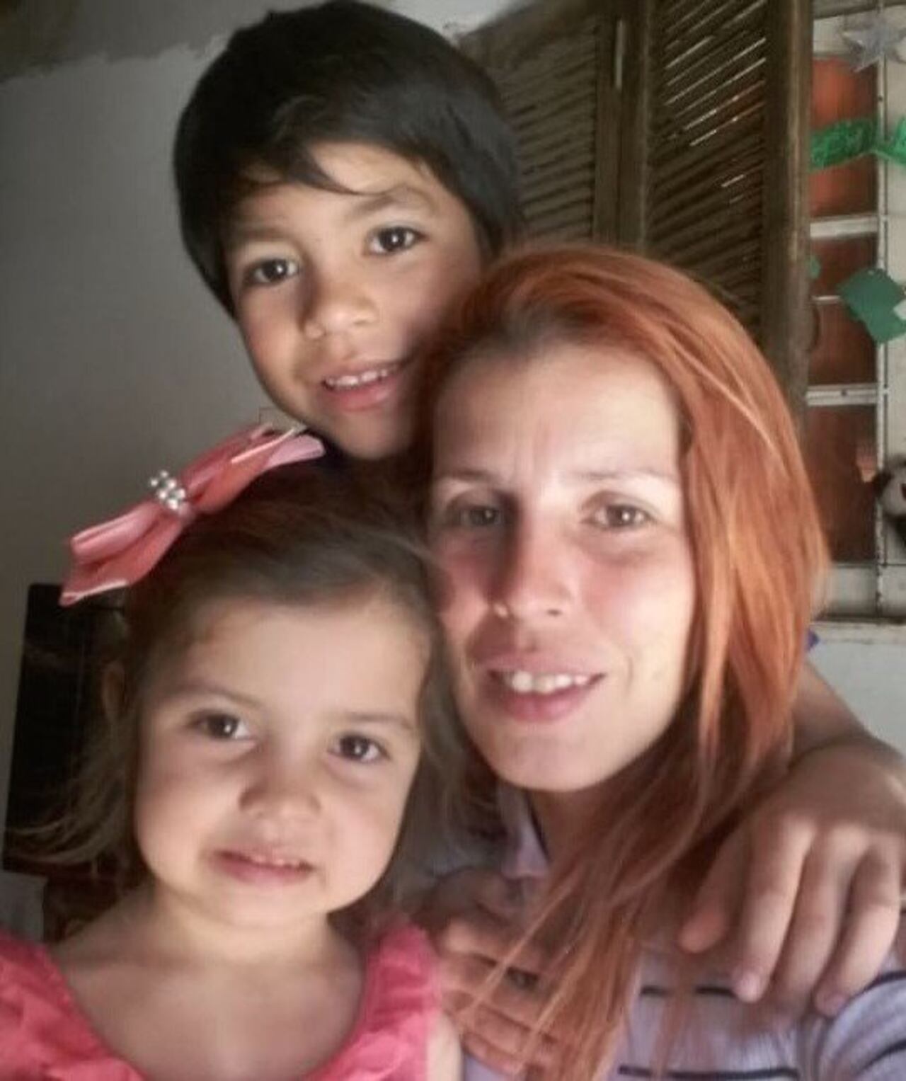 Aquí junto a su mamá y su hermanito.