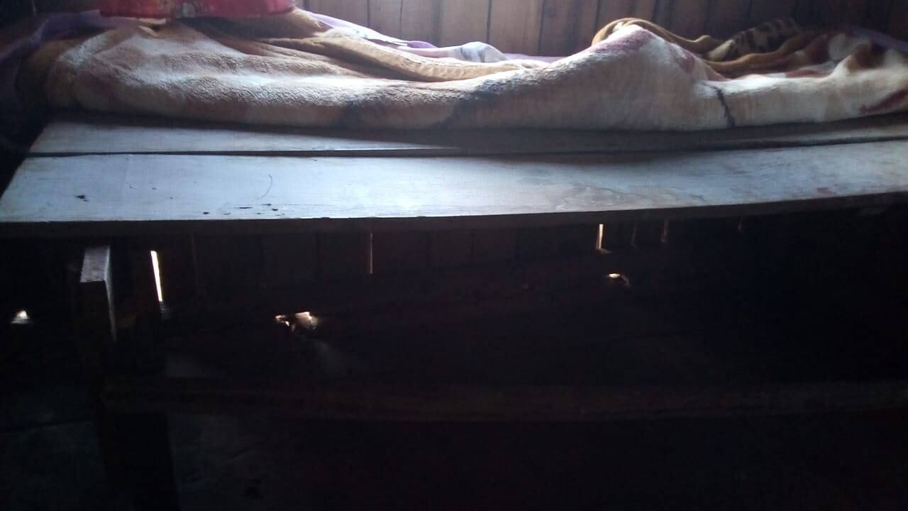 Imagen de la precaria cama de don Ramón, una mesa con una sabana encima (GENTILEZA)