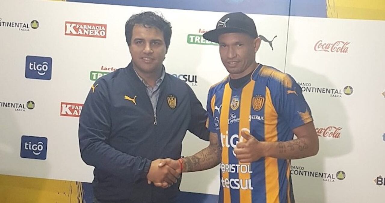 También vistió la casaca de Luqueño.