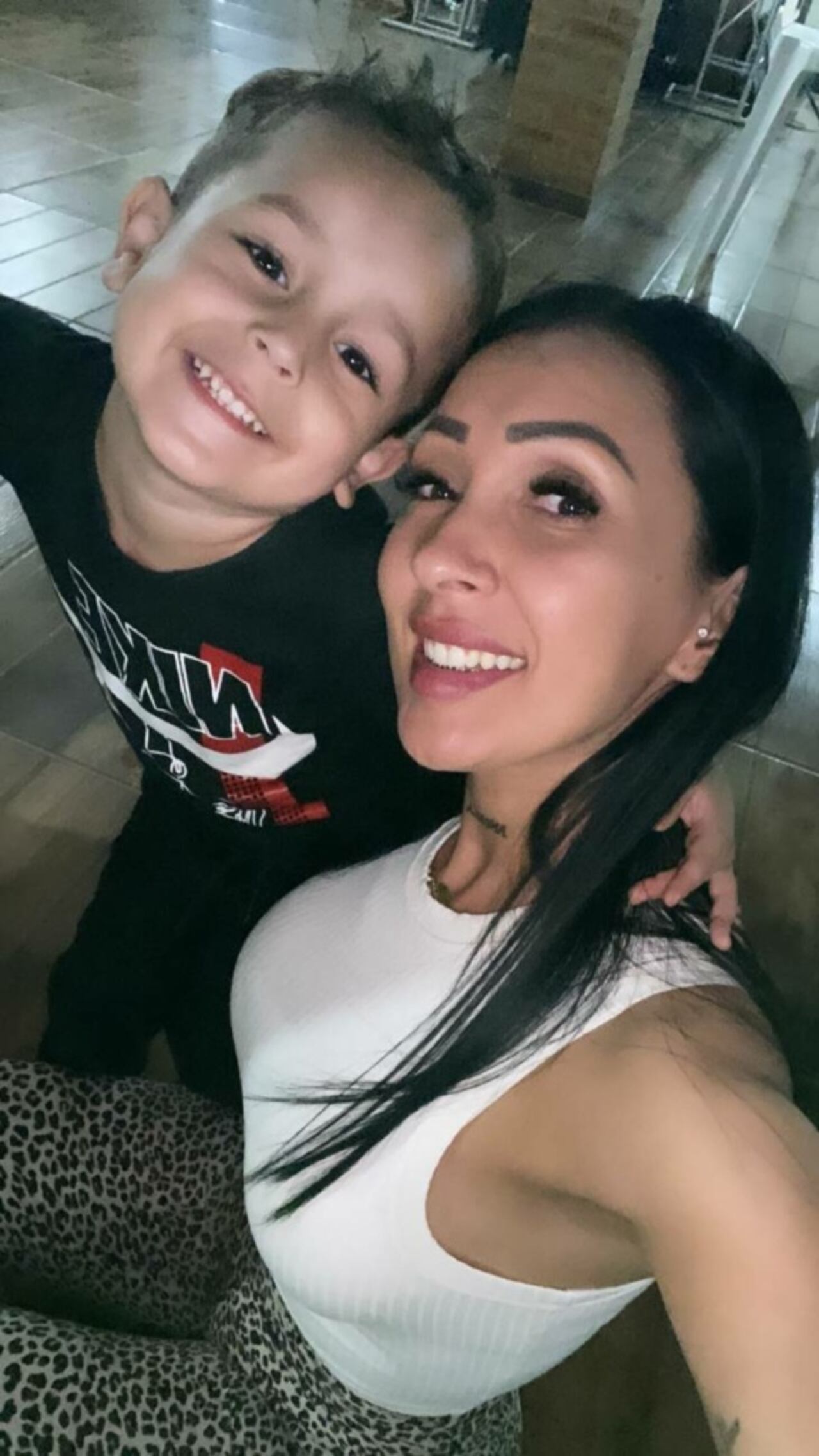 Mateo y su mami, la exmodelo Meche Pérez. (Gentileza)
