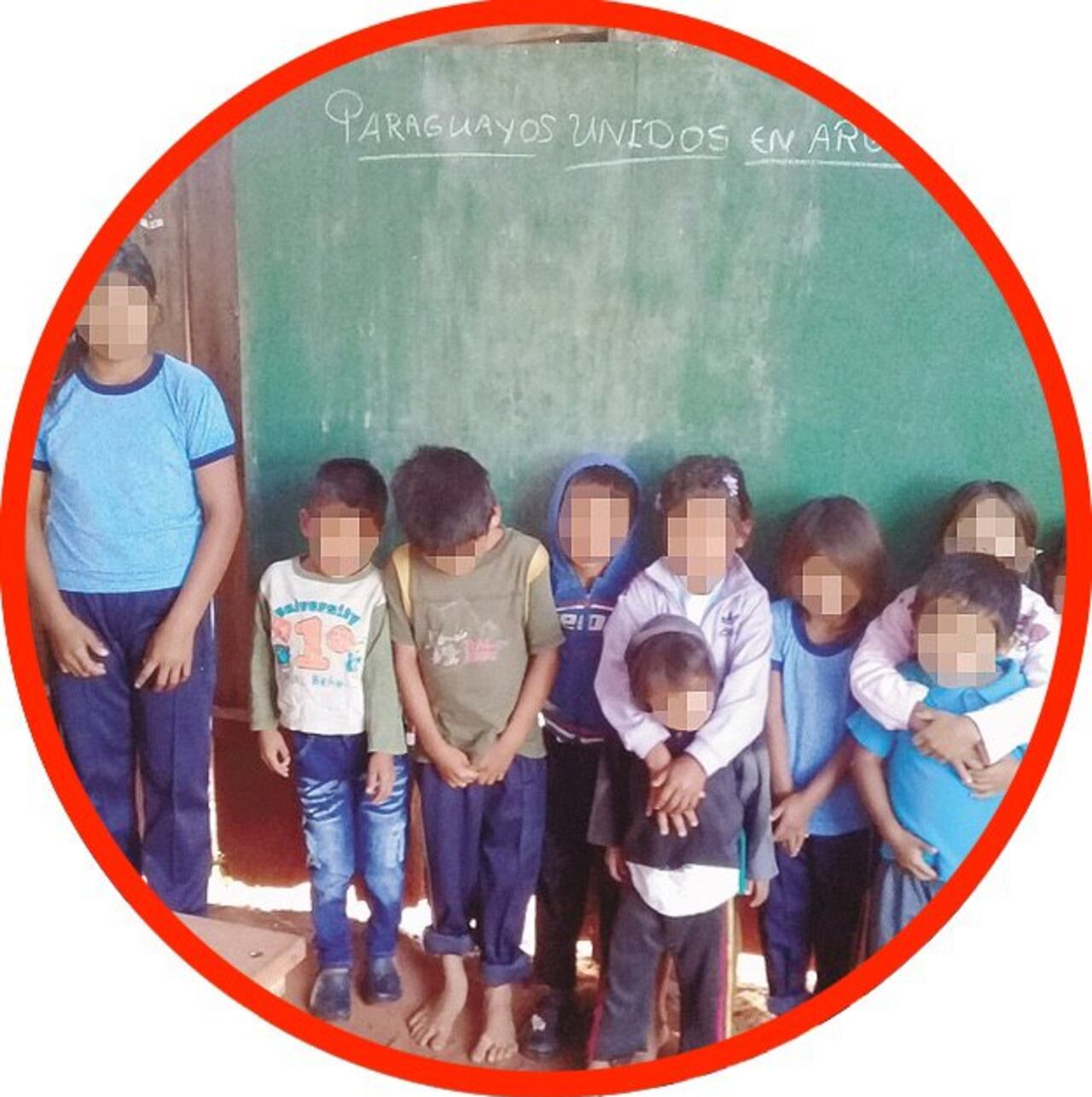 Los pequeños que van a la escuela viven en precarias condiciones.