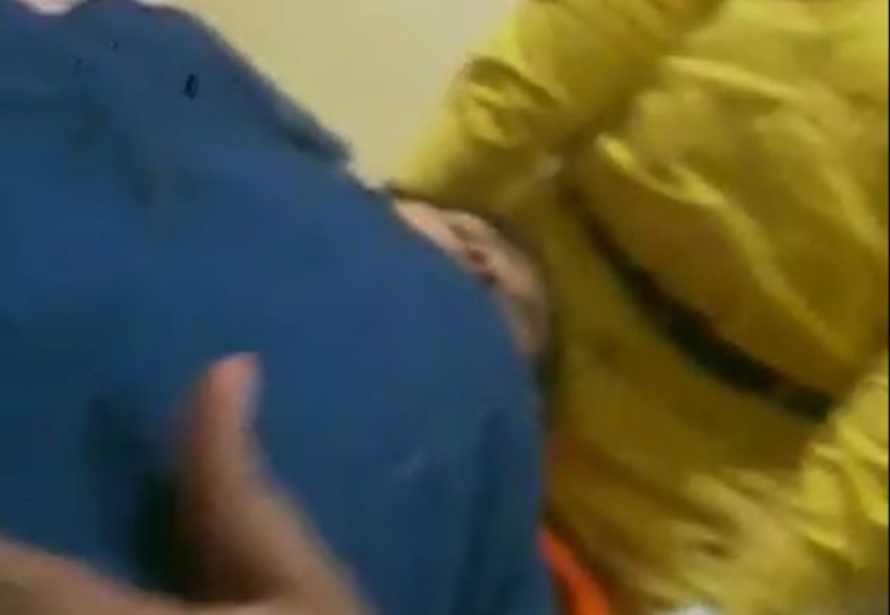 RESCATE. Momento en que sacan a la mujer del edificio.